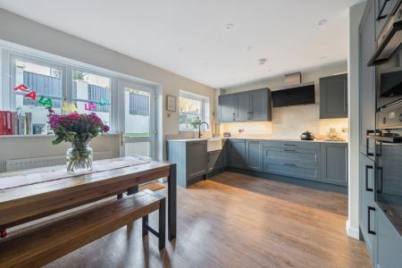 1383688-4-691df728ea