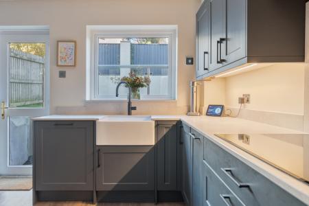 1383688-6-691df7401d