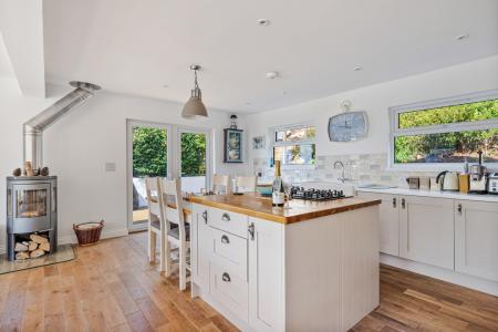 A33 - 6 Furzehill Ro