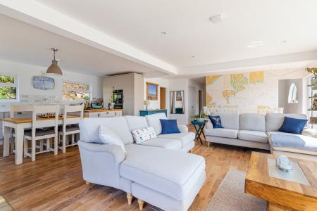 A37 - 6 Furzehill Ro