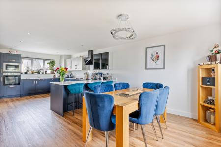 A12 - 11, Clover Par