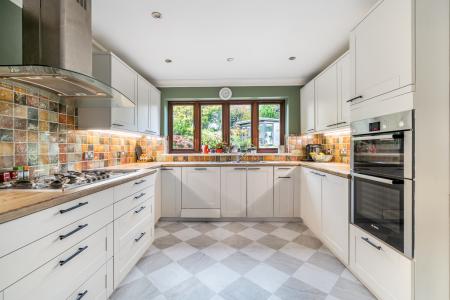 1373454-6-69023cea2d