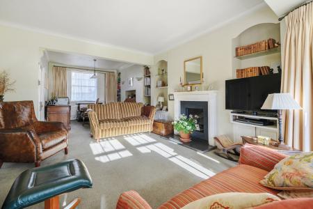 1372752-4-691b6aecbe