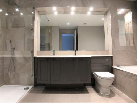 Main en-suite Bathroom