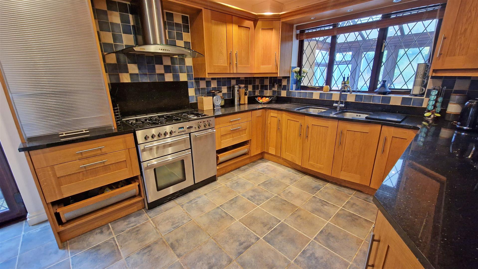 4 bedroom Detached House for sale in Atherstone