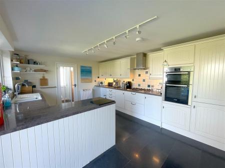 kitchen 2.jpg