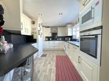 kitchen 2.jpg