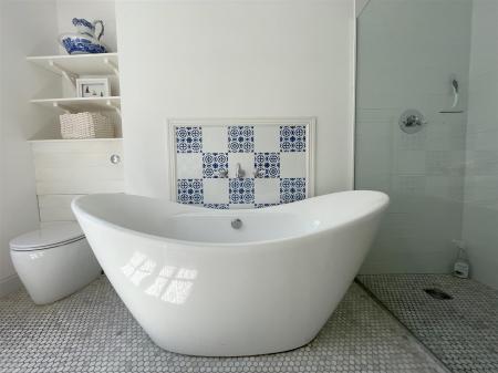 bathroom 3.jpg