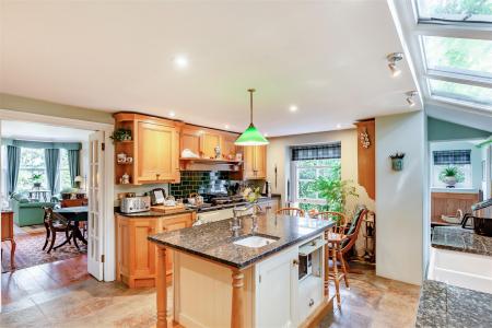 8653379-interior10.jpg
