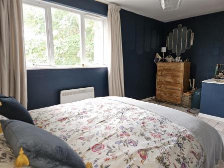 MAIN BEDROOM (2).jpg