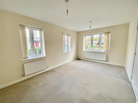 8 Roberts Way-10.jpg