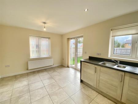 8 Roberts Way-5.jpg