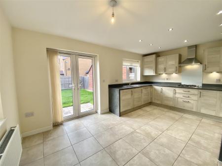 8 Roberts Way-7.jpg