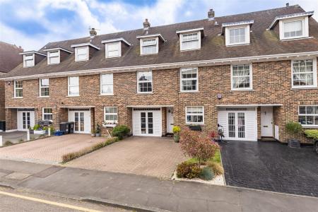 66 Theydon Grove (35).jpg