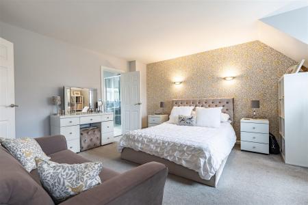 88 Theydon Grove (20).jpg