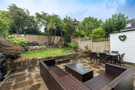 88 Theydon Grove (23).jpg