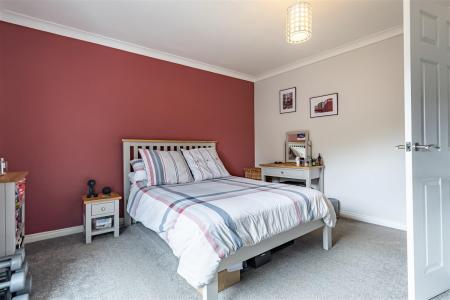 88 Theydon Grove (10).jpg