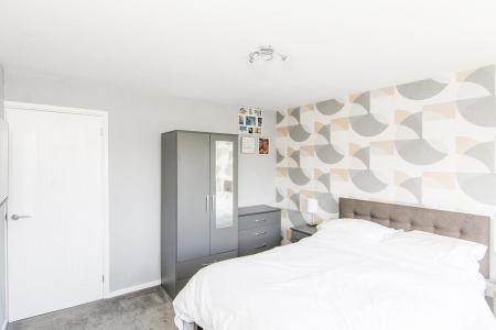 Bedroom One Photo 3