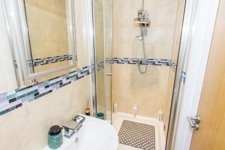 En-suite Photo 2