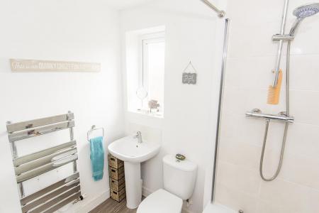 Family Bathroom Photo 2