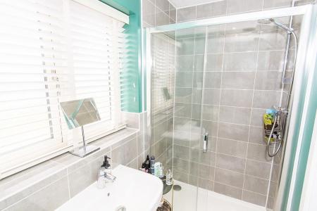En-suite Photo 2