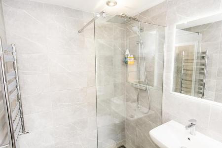 En-suite Photo 2
