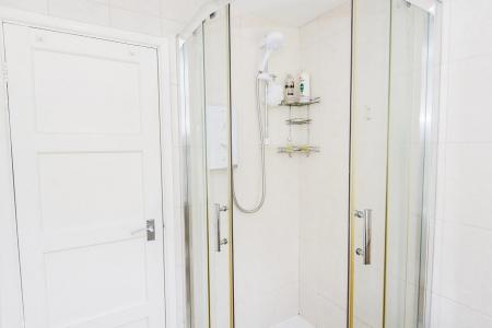 Shower Room Photo 2