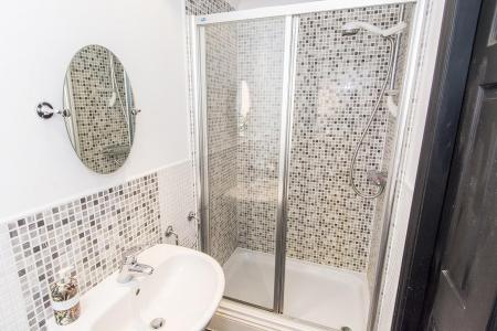 En-suite Photo 2