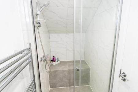 En-suite Photo 2