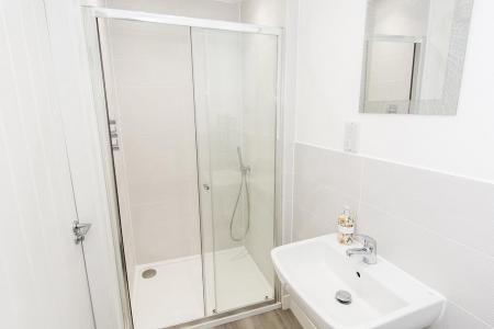 En-suite Photo 2