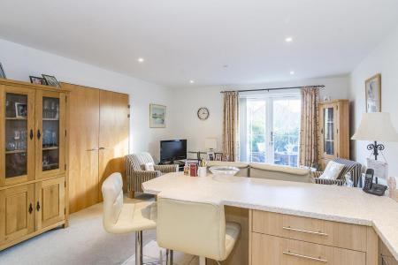 Lounge/Dining Area