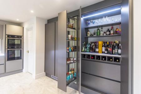 (Kitchen Pantry/Bar)