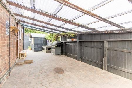 Garage/Workshop & Carport