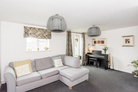 Lounge/Additional Fifth Bedroom