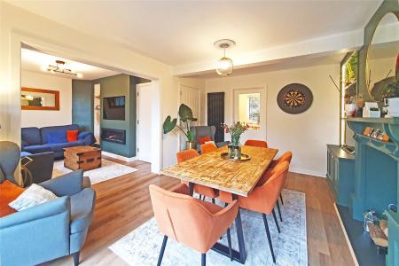 Dining Room & Lounge