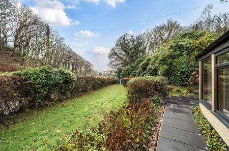 1384492-3-693c16e...