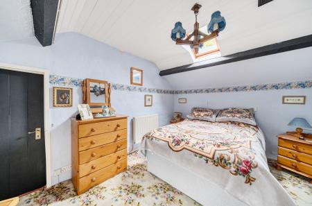 1370630-12-68fa4a...