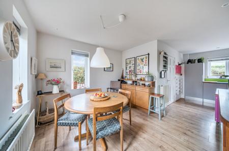 1370683-25-68f8b7...