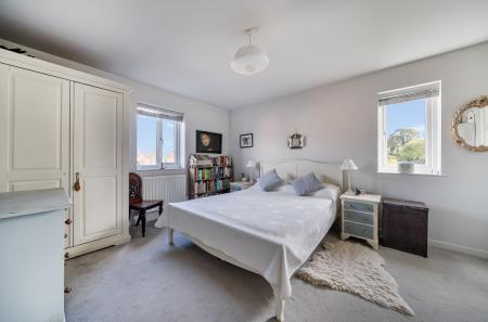 1370683-7-68f8b61...