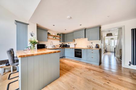 1373635-13-690b6a...