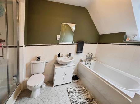 Main En-Suite Bathroom