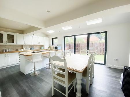 Kitchen/ Dining Room