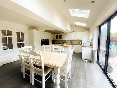 Kitchen/ Dining Room