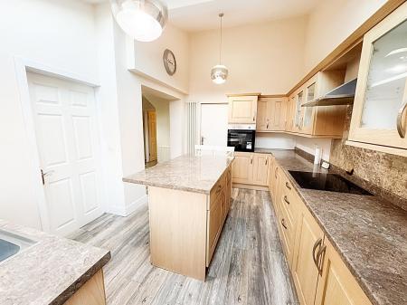 Kitchen/Breakfasting Area