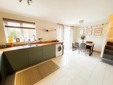 BREAKFASTING KITCHEN