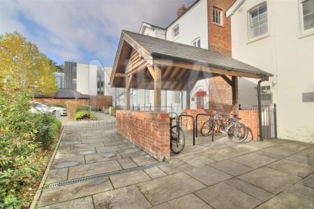 Communal grounds & bike park