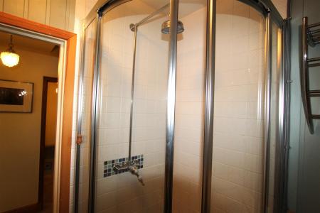 FAMILY SHOWER ROOM