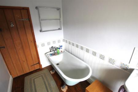 EN-SUITE BATHROOM