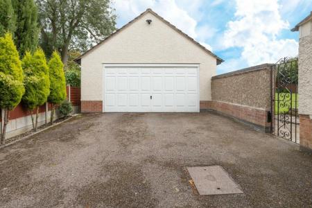 DRIVE & DOUBLE GARAGE