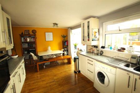 KITCHEN/DINING ROOM